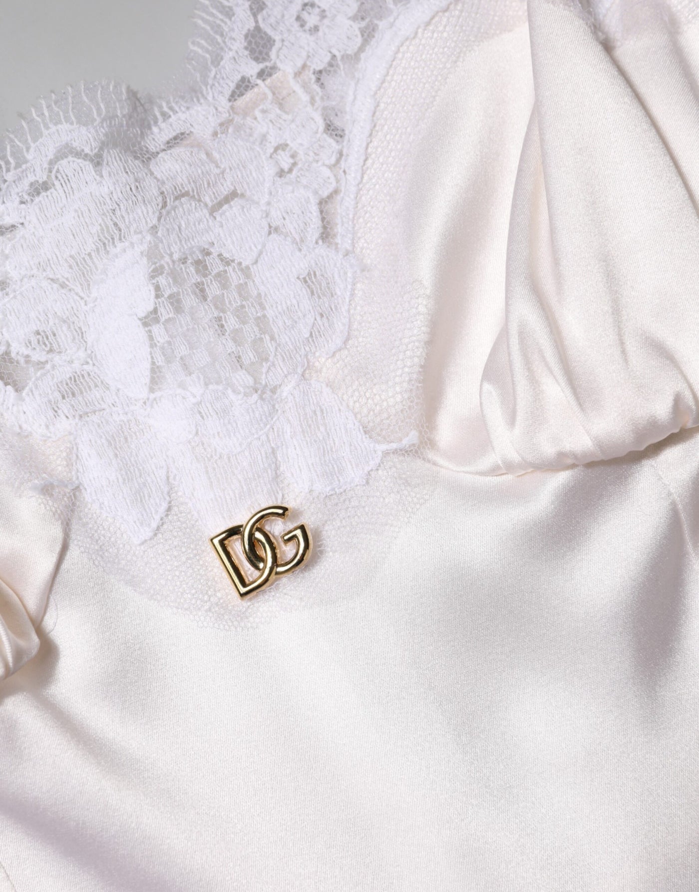 Dolce & Gabbana Weißes Spitzenkleid mit goldenem DG-Logo aus Seide Nachtwäsche