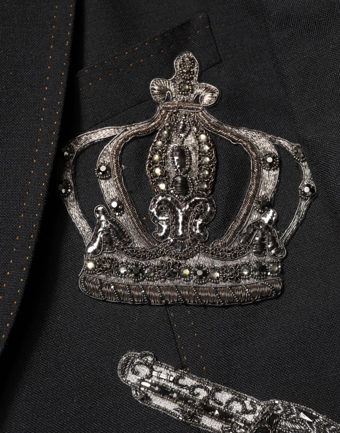 Dolce & Gabbana Schwarzer Anzugmantel mit Bienenkrone und Blazer
