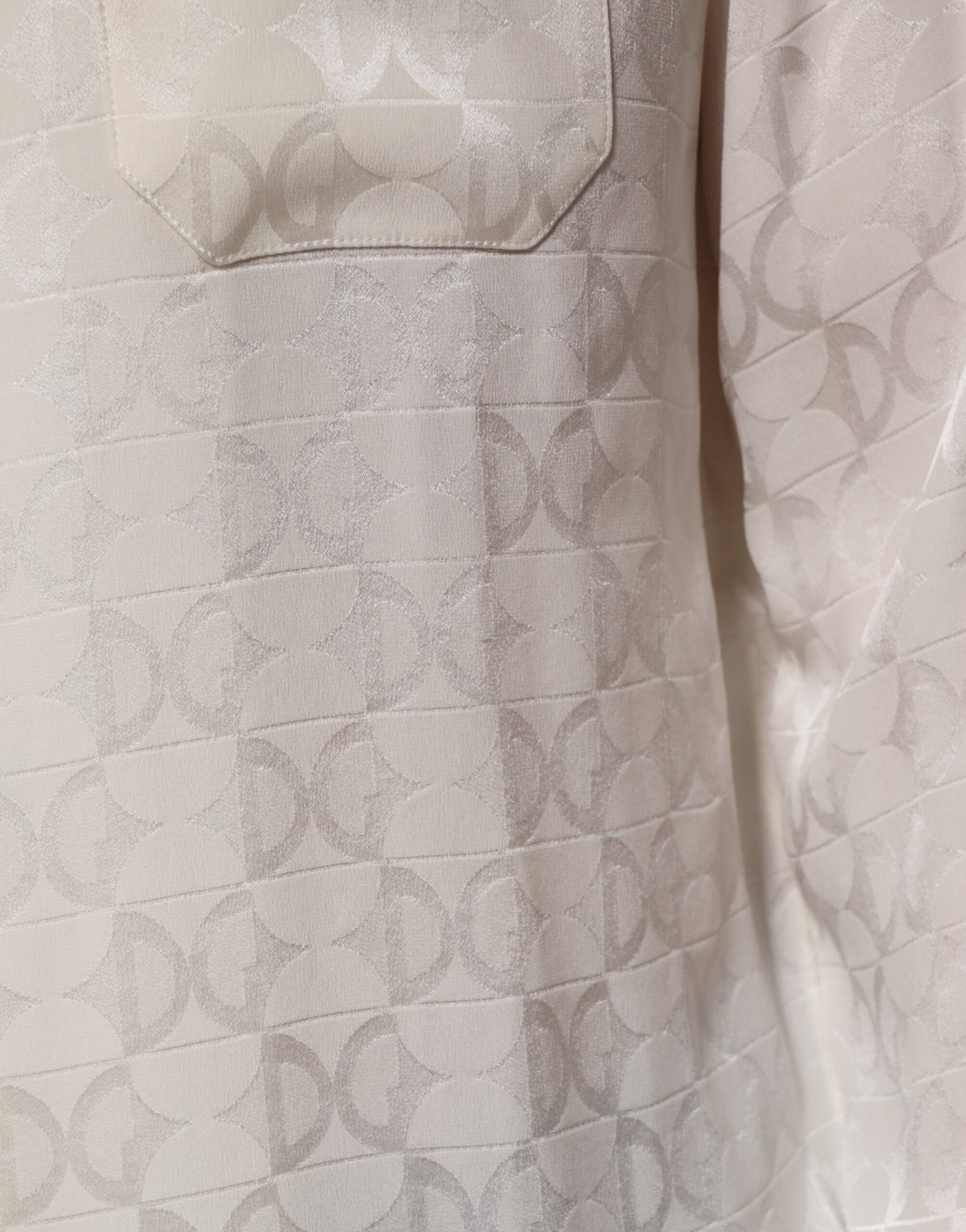 Dolce & Gabbana Weißes Seidenhemd mit DG-Logo-Druck und langen Ärmeln