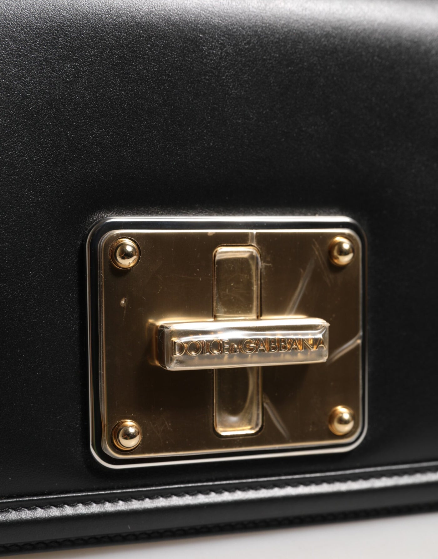 Dolce & Gabbana Schwarze Joy Therapy Lola Umhängetasche aus Leder mit Nieten