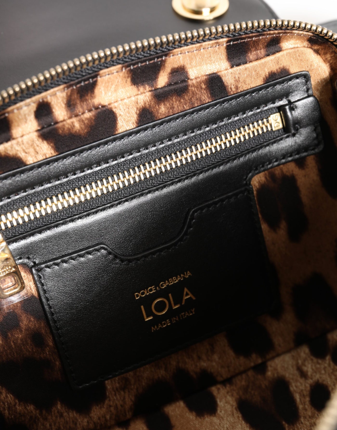 Dolce & Gabbana Schwarze Joy Therapy Lola Umhängetasche aus Leder mit Nieten