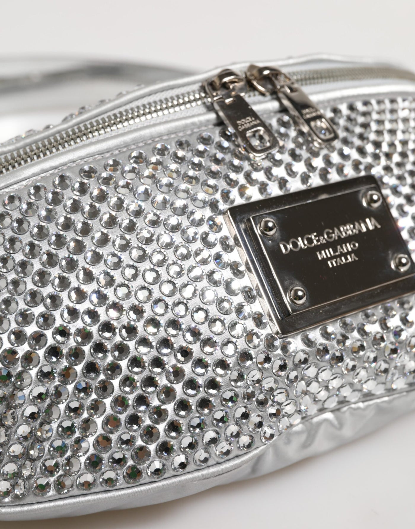 Dolce & Gabbana Silberne Tasche mit kristallverziertem Gürtelriemen
