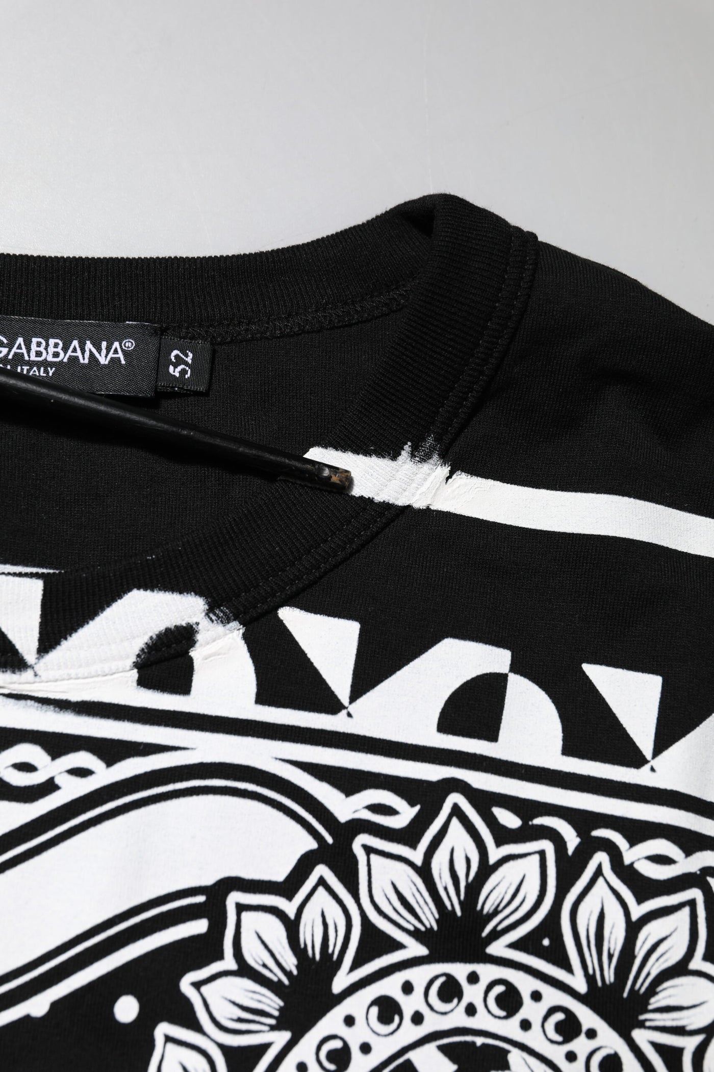 Dolce & Gabbana Schwarzes T-Shirt mit Rundhalsausschnitt aus Baumwolle mit Bandana-Druck