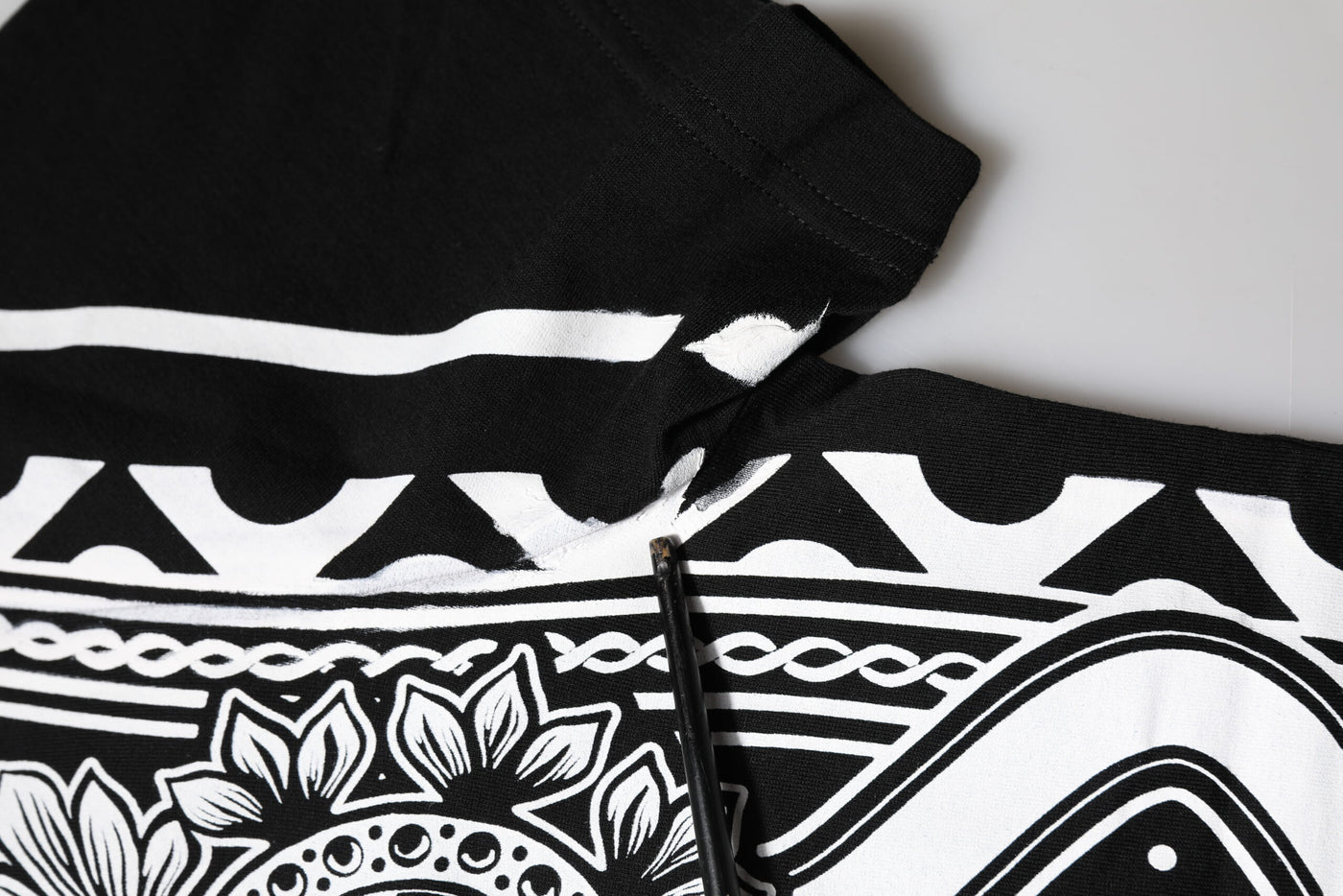Dolce & Gabbana Schwarzes T-Shirt mit Rundhalsausschnitt aus Baumwolle mit Bandana-Druck