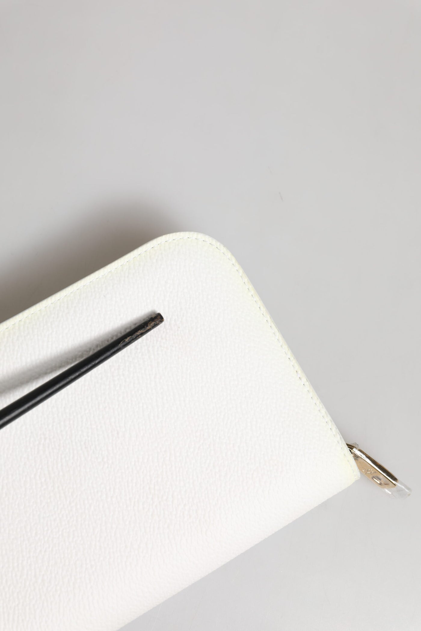 Dolce & Gabbana Weißes Leder Logo-Plakette Zip Around Continental Brieftasche