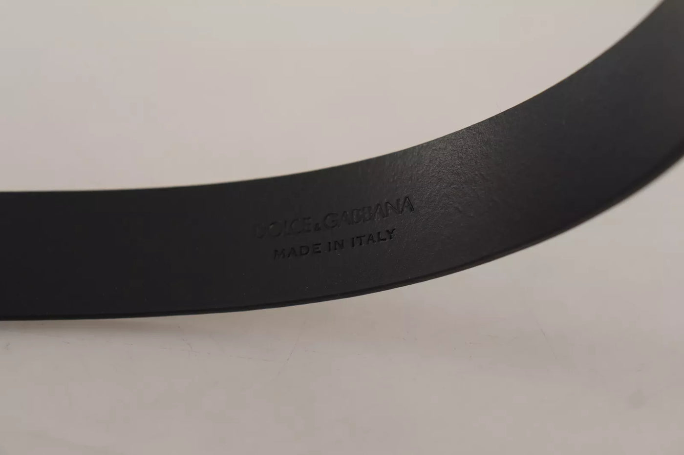 Dolce & Gabbana Kalbsleder Silberfarbener Gürtel mit schwarzer Metallschnalle